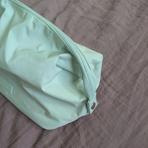 🌸 Athleta All About LARGE Cosmetic Pouch in Lighthouse Green NWT - Picture 5 of 13